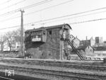 Bei dem Behelfsstellwerk "Hnf" in Hanau Hbf handelte es sich um den Wagenkasten eines ehemaligen MCi, den man auf einen gemauerten Sockel gesetzt hatte und als Befehlsstellwerk für die Nordseite des Bahnhof zuständig war. Allein der Treppenaufgang war schon ein Abenteuer und der Türsturz so niedrig, daß ein Schild "ACHTUNG! Türhöhe nur 1,70 m" darüber hing. Im Heizungsraum konnte man vermeintlich noch das Wagenuntergestell an der Decke sehen.  (13.02.1967) <i>Foto: Joachim Claus</i>