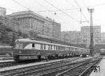 SVT 137 273 (T-Bw Berlin-Karlshost) als TS "Vindobona" in Praha hl.n. (Prag Hbf). Der Zug verkehrte erstmals 1957 als Schnelltriebwagen FDt 50/51 vom Bahnhof Berlin Friedrichstraße über Berlin Ostbahnhof – Elsterwerda – Dresden - Prag und Gmünd nach Wien FJB. Die Züge wurden überwiegend von West-Berlinern, Diplomaten und Skandinaviern im Transit durch die DDR genutzt, daneben diente er auch dem allgemeinen Verkehr zwischen der DDR, der CSSR und Österreich. In Berlin bestand Anschluss an die Nachtzüge von Kopenhagen ("Ostsee-Express") und Stockholm ("Saßnitz-Express") über die Eisenbahnfähren Warnemünde – Gedser und Saßnitz – Trelleborg. Ab 1962 gab es Zubringerzüge von und nach Berlin Zoologischer Garten im damaligen West-Berlin. In den 1960er Jahren bot ein West-Berliner Reisebüro Sonderfahrten nach Prag an, die von West-Berlinern und DDR-Bürgern zur Familienzusammenführung genutzt wurden. Der "Vindobona" wurde dafür regelmäßig um eine weitere Triebwagengarnitur verstärkt, bei der auf DDR-Gebiet allerdings kein Aus- und Zustieg zulässig war. "Vindobona" ist übrigens die lateinische Bezeichnung für die Stadt Wien. (16.06.1967) <i>Foto: Joachim Claus</i>