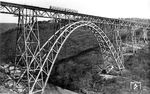 Als die Müngstener Brücke noch silbern glänzte... fuhr ein VT 137 mit seinem VS 145 als Pt 3465 (Köln-Kalk – Solingen-Ohligs – Lennep) über die frisch angestrichene Brücke. Den aktuellen Zustand der Brücke (bis 2022) zeigt Bild-Nr. 13639. (1939) <i>Foto: RVM-Filmstelle Berlin</i>