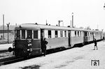 Die Aufsichtsbeamtin in Aschersleben eilt an die Triebwageneinheit des VS 145 047 mit einem VT, um den Abfahrauftrag zu erteilen.  (30.06.1966) <i>Foto: Will A. Reed</i>