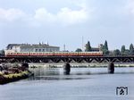 Ein S-Bahnzug auf der Spreebrücke zwischen dem Lehrter Bf und dem damaligen Grenzübergang Friedrichstraße. Heute steht hier der Berliner Hauptbahnhof und der Fotograf befindet sich mitten im Regierungsviertel. Rechts über dem Zug ist das Gebäude des ehemaligen Hamburger Bahnhofs auszumachen. (26.08.1979) <i>Foto: Johannes Glöckner</i>
