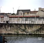 Eine S-Bahn inmitten der Grenzanlagen an der Spree zwischen dem alten Lehrter Bf und Friedrichstraße. (26.08.1979) <i>Foto: Johannes Glöckner</i>