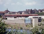 Eine S-Bahn kurz vor dem alten Lehrter Bahnhof, dort wo heute der Berliner Hbf steht. Auch die Schifffahrt hatte mit der Grenze ihre Not: Die äußere Stadtgrenze West-Berlins verlief an mehreren Stellen durch schiffbare Gewässer. Der Grenzverlauf war dort durch eine vom West-Berliner Senat errichtete Kette aus runden, weißen Bojen mit der Aufschrift „Sektorengrenze“ gekennzeichnet. West-Berliner Fahrgastschiffe und Sportboote mussten darauf achten, sich auf der West-Berliner Seite der Bojenkette zu halten. Bei den Gewässern an der innerstädtischen Grenze verlief diese überall direkt am westlichen oder östlichen Ufer, sodass dort keine Markierung des Grenzverlaufs im Wasser existierte. Die eigentliche Mauer stand auch hier jeweils am Ost-Berliner Ufer. Auf Nebenkanälen und -flüssen wurde die Lage zum Teil unübersichtlich. Manche Schwimmer und Boote aus West-Berlin gerieten versehentlich oder aus Leichtsinn auf Ost-Berliner Gebiet und wurden beschossen. Dabei gab es im Laufe der Jahrzehnte mehrere Tote. (26.08.1979) <i>Foto: Johannes Glöckner</i>