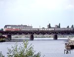 Mittlerweile befindet sich der Schnellzug mit der DR 132 genau auf der Grenze zwischen Ost- und Westberlin und würde heute in den Berliner Hauptbahnhof einfahren. Die Gebäude im Hintergrund sind der alte Hamburger Bahnhof (rechts) und das Sozialgericht Berlin an der Invalidenstraße. (26.08.1979) <i>Foto: Johannes Glöckner</i>