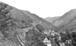 Kurz nach Ende des Zahnstangenbetriebs rollt 94 817 vom Bw Bingerbrück/Lokbf Boppard mit P 3837 aus Simmern am Kalmut-Tunnel (124 m) ins Rheintal bei Boppard. Hier befand sich bis 1931 das Ende des Zahnstangenabschnitts. Wie an der Abdampffahne am Packwagen ersichtlich, arbeitet die Riggenbach-Gegendruckbremse. Carl Bellingrodt sortierte das Bild falsch unter 94 277 ein, die lief ohne Gegendruckbremse und war beim Bw Mainz Hbf beheimatet.  (16.05.1932) <i>Foto: DLA Darmstadt (Bellingrodt)</i>