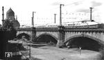 VT 175 012/007 als Ext "Vindobona" auf der Elbebrücke in Dresden. (13.09.1977) <i>Foto: Joachim Claus</i>