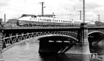 DR VT 175 012/007 als Ext "Vindobona" aus Wien auf der Elbebrücke in Dresden kurz vor dem Bahnhof Dresden-Neustadt. (13.09.1977) <i>Foto: Joachim Claus</i>