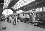 Ein Neubautriebwagen der DR-Reihe VT 12.14 (Erbauer: Fa. Ganz aus Budapest) ist als Interzonenzug Ft 166 (Berlin-Stadtbahn - Hamburg) soeben im Bahnhof Hamburg-Altona angekommen.  (07.1954) <i>Foto: Walter Hollnagel</i>