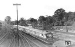 VT 12.14.01 (ein ungarischer Ganz-Triebwagen) fährt als Ft 165 (Hamburg-Altona ab 17.43 Uhr - Berlin Ostbf an 21.59 Uhr) in Hamburg Hbf ein. (1961) <i>Foto: Carl Bellingrodt</i>