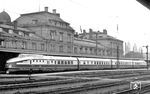 VT 18.16.01 (T-Bw Karlshorst) in abweichender Lackierung als Sonderzug im thüringischen Bahnhof Altenburg. (04.03.1964) <i>Foto: Gerhard Illner</i>