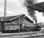 01 0507 macht sich in Bebra bereit, den D 199 zu übernehmen. (06.05.1973) <i>Foto: Dieter Kempf</i>