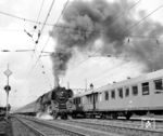 Ausfahrt des D 199 nach Frankfurt/Oder mit 01 0507 in Bebra, der planmäßig dort um 13.55 Uhr abfuhr. (06.05.1973) <i>Foto: Dieter Kempf</i>