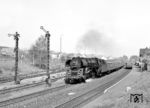 01 0528 fährt mit D 198 durch den Bahnhof Hönebach. Nächster Halt ist Bebra um 14.38 Uhr. (06.05.1973) <i>Foto: Dieter Kempf</i>