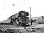 01 0530 hat sich im Bahnhof Bebra als Zuglok vor dem D 197 (Mönchengladbach – Leipzig) platziert. Noch fehlt die Vorspannlok. Rechts schiebt sich 194 181 ins Bild. (06.05.1973) <i>Foto: Dieter Kempf</i>