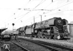 Mittlerweile ist auch die Vorspannlok 01 0528 des D 197 eingetroffen. Abfahrt wird um 15.28 Uhr in Bebra sein. (06.05.1973) <i>Foto: Dieter Kempf</i>