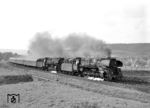 D 197 (Mönchengladbach - Leipzig) mit 01 0528 und 01 0530 bei Ronshausen. Gut zu erkennen ist hier noch das Planum des ehemaligen dritten Gleises, das bis 1952 vom Abzw. Faßdorf bis zum Hönebach-Tunnel existierte.  (06.05.1973) <i>Foto: Dieter Kempf</i>