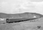 Ein letzter Blick auf den 11-Wagenzug des D 197 mit 01 0528 und 01 0530 bei Ronshausen, die die 450 t Zuggewicht Richtung Hönebach hinauf befördern. (06.05.1973) <i>Foto: Dieter Kempf</i>