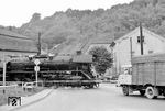 44 0757 passiert den Bahnübergang der Fernstraße 88 in Dornburg an der Saale. (14.09.1979) <i>Foto: Wolfgang Bügel</i>