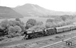 Der Schnellzug D 504 von Saalfeld/Saale nach Berlin wurde auf dem Abschnitt von Saalfeld bis Halle mit 01.5 bespannt. Am 14. September 1979 hatte 01 0524 die Ehre, den Zug zu bespannen und wurde bei Kahla abgepasst.  (14.09.1979) <i>Foto: Wolfgang Bügel</i>