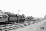 In Meerane begegnen sich 58 3030 vor P 6075 (links) und 58 3053 mit dem Gegenzug P 6074. (14.09.1979) <i>Foto: Wolfgang Bügel</i>