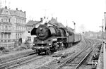 Ausfahrt des P 6074 mit 58 3053 in Meerane. (14.09.1979) <i>Foto: Wolfgang Bügel</i>
