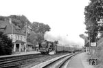 Im Bahnhof Blankenheim (Kr Sgh) gelang die nächste Aufnahme des Sonderzuges. 62 015 wird gleich in den 875 m langen Blankenheimer Tunnel eintauchen. (15.09.1979) <i>Foto: Wolfgang Bügel</i>