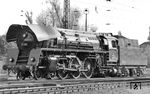 Die frisch umgebaute 01 501 mit 2'2' T 32-Tender und einer besonders großen Ausführung von Windleitblechen, die mit dem Spitznamen "Fledermausohren" belegt wurden, während der Erprobung durch die VES-M in Halle (Saale). Sie war aus 01 174 nach deren Rekonstruktion (L5) im Raw Meinigen hervorgegangen. Ab 12.05.1962 stand sie mit neuer Betriebsnummer 01 501 dem Bw Halle (Saale) P zur Verfügung. Die "Fledermausohren" haben sich nicht bewährt, sie wurden nicht weiter beschafft.  (18.05.1962) <i>Foto: Gerhard Illner</i>