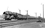 01 0502 (Bw Wittenberge) verlässt mit D 163 (Hamburg-Altona - Berlin Stadtbahn) den damaligen Grenzbahnhof Büchen. Rechts steht die DR-Neubaulok 50 4081 vom Bw Hagenow Land vor einem Güterzug. (28.08.1970) <i>Foto: Joachim Claus</i>