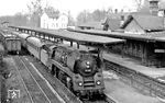 01 513 (Bw Erfurt P) fährt mit D 204 in Bad Kösen ein. (11.04.1964) <i>Foto: Gerhard Illner</i>