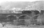 Eine unbekannte 03 führt einen Schnellzug über die Saalebrücke in Bad Kösen. (11.04.1964) <i>Foto: Gerhard Illner</i>