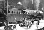 01 518 (Bw Berlin-Ostbf) ist mit D 1130 aus Berlin in Dresden Hbf eingetroffen. (20.07.1967) <i>Foto: Dieter Wünschmann</i>