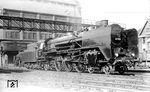 03 054 (Bw Emmerich) vor der Hochbunkeranlage im Bw Köln Betriebsbahnhof. Die Lok ist mit einem Kurztender der Bauart 2'2' T 30 gekuppelt, der für das Wenden auf den 20 m-Drehscheiben in Holland erforderlich war. (21.03.1936) <i>Foto: DLA Darmstadt (Bellingrodt)</i>