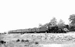 03 073 führt den D 5 (Altona – Berlin Lehrt Bf) durch das Berliner Umland. Die Lok war erst wenige Wochen alt und dem Bw Altona am 31. Mai 1932 fabrikneu zugeteilt worden. (1932) <i>Foto: DLA Darmstadt (Bellingrodt)</i>
