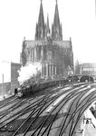 Blick aus dem Brückenstellwerk an der Hohenzollernbrücke auf die in Köln Hbf ausfahrende 03 092 vom Bw Dortmunderfeld vor E 301. Auch damals war der Dom schon eine Dauerbaustelle. (03.1933) <i>Foto: DLA Darmstadt (Bellingrodt)</i>