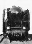 Das eher ungewöhnliche Gesicht der 03 154 mit einer paraboloidförmigen Verkleidung der Rauchkammer. Die Lok erhielt nach den Anschriften am 15. März 1934 ihren Anstrich, ist aber noch nicht abgenommen. Diese sollte im RAW Braunschweig (siehe Pufferbohlenanschrift "Abn Bwg") erfolgen, dazu kam es aber nicht. Der 03-Sonderling wurde vom Hersteller zum RAW Grunewald/LVA überführt und dort abgenommen (vgl. Bild-Nr. 80217). Das Bild zeigt auch, dass sie mit Teilverkleidung und großen Windleitblechen abgeliefert wurde. (03.1934) <i>Foto: RVM (Werkfoto)</i>