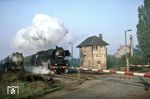 Nach dem Krieg verblieb 03 154 bei der DDR-Reichsbahn. Von ihrem ursprünglichen Glanz als Stromlinienlok blieb allerdings nichts mehr übrig. Die beim Bw Güsten stationierte Lok verlässt hier am frühen Morgen des 08. Oktober 1978 mit P 3222 den Bahnhof Ilberstedt und passiert die heutige Bundesstraße 185.  (08.10.1978) <i>Foto: Wolfgang Bügel</i>