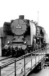 03 155 wartet an der Lokübergabestelle am Lokschuppen 1 (Ostseite) ihrer Heimatdienststelle Bw Leipzig Hbf West auf den Fahrauftrag. Sie ist mit einer Behelfsrauchkammertür ausgestattet.  (04.08.1956) <i>Foto: Gerhard Illner</i>