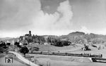 03 161 (Bw Nürnberg Hbf) mit D 321 nach Neuenmarkt-Wirsberg vor der Kulisse der Burg Veldenstein bei Neuhaus (Pegnitz), einer Fotostelle, die sich auch zum 150-jährigen Jubiläum der Eisenbahn 46 Jahre später wieder großer Beliebtheit erfreute. Die etwas unwirkliche Wolkenkulisse wurde vom Fotografen nachträglich hineinkopiert, um die Szene wohl etwas dramatischer aussehen zu lassen. (04.06.1939) <i>Foto: RVM-Filmstelle Berlin (Bellingrodt)</i>
