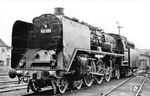 Porträtaufnahme der frisch hauptuntersuchen 03 195 vor dem Lokschuppen 1 (Ostseite) im Bw Leipzig Hbf West. Die mit einer Behelfsrauchkammertür ausgestattete Lok war hier von 1950 bis 1963 stationiert.  (04.08.1956) <i>Foto: Gerhard Illner</i>