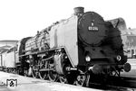 03 214 vom Bw Halle (Saale) P vor einem Schnellzug in Halle (Saale) Hbf.  (1956) <i>Foto: Gerhard Illner</i>
