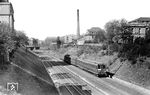 Ein Hamburger S-Bahnzug westlich der Station Landwehr auf Höhe des Marienkrankenhauses. Als Schlusswagen läuft elT 1531 (Nw Ohlsdorf) an einer Dreifach-Einheit in Richtung Berliner Tor/Hbf. Ohlsdorf war eine Nebenwerkstatt (Nw) für elektrische Triebwagen mit angegliedertem Betriebswerk und unterstand dem Maschinenamt Altona. Die Brücke im Hintergrund überspannt im rechten Segment die Gleise der oberirdisch verlaufenden U-Bahn, wo gleich ein Zug von der Station Lübecker Straße kommend die Brücke kurz vor dem Bahnhof Berliner Tor durchfahren wird.  (04.05.1938) <i>Foto: RVM-Filmstelle Berlin (Bellingrodt)</i>