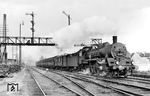 17 249 (Bw Bremen P) verlässt mit dem E 17 Hannover Hbf in Richtung Lehrte. Links hinter der Signalbrücke befindet sich der sogenannte Ostschuppen des Bw Hannover.  (1928) <i>Foto: Rudolf Kreutzer</i>