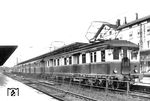 Im Bahnhof Ludwigsburg steht eine Triebwagengarnitur mit elT 12 04 (ab 1941 ET 65 004) vom Bw Stuttgart-Rosenstein/Twbf Eßlingen zur Abfahrt bereit. Die speziell für den Stuttgarter Vorortverkehr entwickelte Baureihe elT 12 wurde ab 1933 von der Deutschen Reichsbahn in Dienst gestellt. Die erste Serie umfasste 16 Trieb- und Steuerwagen. Zuzüglich wurden zur Kapazitätserweiterung 32 ehemalige württembergische Doppelwagen zu Beiwagen hergerichtet, die paarweise zwischen Trieb- und Steuerwagen eingestellt werden konnten. Dazu wurden zweiachsige Stahlwagen der Bauart Bi Wü 29 und Ci Wü 29 mit elektrischer Heizung und Steuerleitung ausgerüstet und als Biel Wü 29 bzw. Ciel Wü 29 bezeichnet. Sie hatten auf beiden Seiten Endeinstiege und einen Mitteleinstieg. Alle Triebwagen erhielten von Beginn an das seit 1932 gültige Farbschema der Deutschen Reichsbahn in weinrot/beige. (1934) <i>Foto: DLA Darmstadt (Bellingrodt)</i>