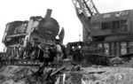 Für die Bergung der Lok wurde der 75 t-Kran "Hamburg 800 001" vom Hilfszug des Bw Hamburg-Altona angefordert. (10.1941) <i>Foto: Slg. Helmut Bürger</i>