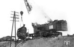 Der mächtige 75 t-Schienenkran "Hamburg 800 001" hat die verunglückte 17 220 am Haken. (10.1941) <i>Foto: Slg. Helmut Bürger</i>