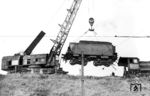 Zunächst wurde der Tender von 17 220 geborgen, bevor die Lok an den Haken kam. (10.1941) <i>Foto: Slg. Helmut Bürger</i>