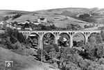Viadukt bei Lewin (Kr Glatz) in Niederschlesien (heute Lewin Klodzki). Mit der Eröffnung der Teilstrecke von Bad Reinerz nach Bad Kudowa wurde Lewin 1905 an das Eisenbahnnetz angeschlossen. 1939 erfolgte die Umbenennung in Hummelstadt. (1932) <i>Foto: RVM</i>