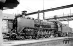 03 051 wurde im November 1931 fabrikneu an das Bw Köln Bbf geliefert. Lokführer und Heizer präsentieren sich dort im Frühjahr 1936 stolz vor ihrer Maschine. (22.03.1936) <i>Foto: DLA Darmstadt (Bellingrodt)</i>