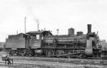 55 800 (Henschel, Baujahr 1908), ex "4678 Bromberg", ging 1918 an die PKP, die sie als Tp2-213 einsortierte. 1939 übernahm die Reichsbahn die Lok als 55 800 (Zweitbesetzung). Hier ist sie als Rangierlok "8" in Erfurt Gbf tätig. Die Lok wurde 1961 an VEB Spannbetonwerk Milmersdorf verkauft und am 01.08.1961 vom Lokbestand des Bw Erfurt P abgesetzt. (1960) <i>Foto: Helmut Bürger</i>