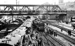 Die näheren Umstände dieser Flankenfahrt im Bahnhof Pforzheim sind nicht bekannt. Die entgleiste 93 834 (Bw Pforzheim) war daran beteiligt. Das Ereignis zog erstaunlicherweise unzählige Schaulustige an.  (28.05.1934) <i>Foto: Slg. Helmut Bürger</i>